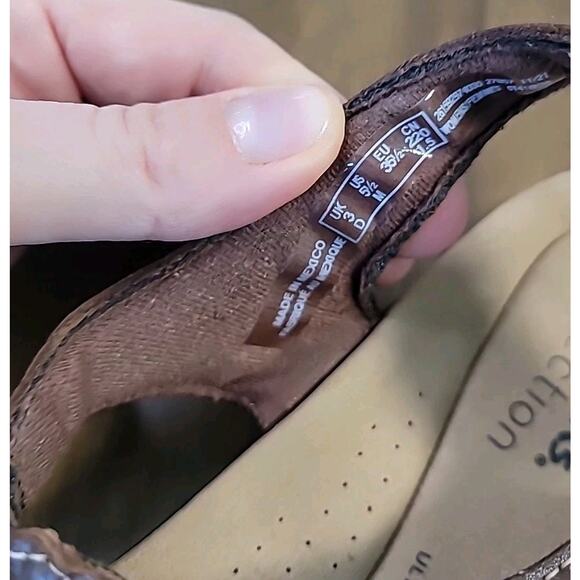 Clarks Laurieann Kay Brown Leather T-Strap Sandals Women’s 5.5M GUC - Picture 9 of 9